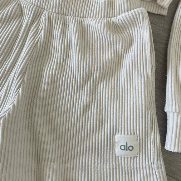 Alo muse shorts pullover set - Picture 3 of 7